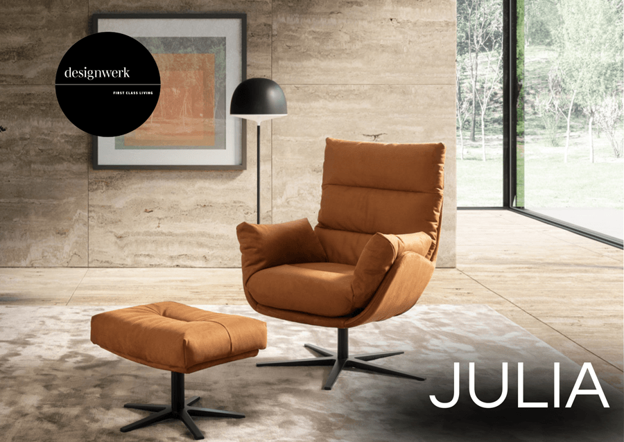 Polstersessel und Hocker in Lederbezug und Aufschrift "Julia"